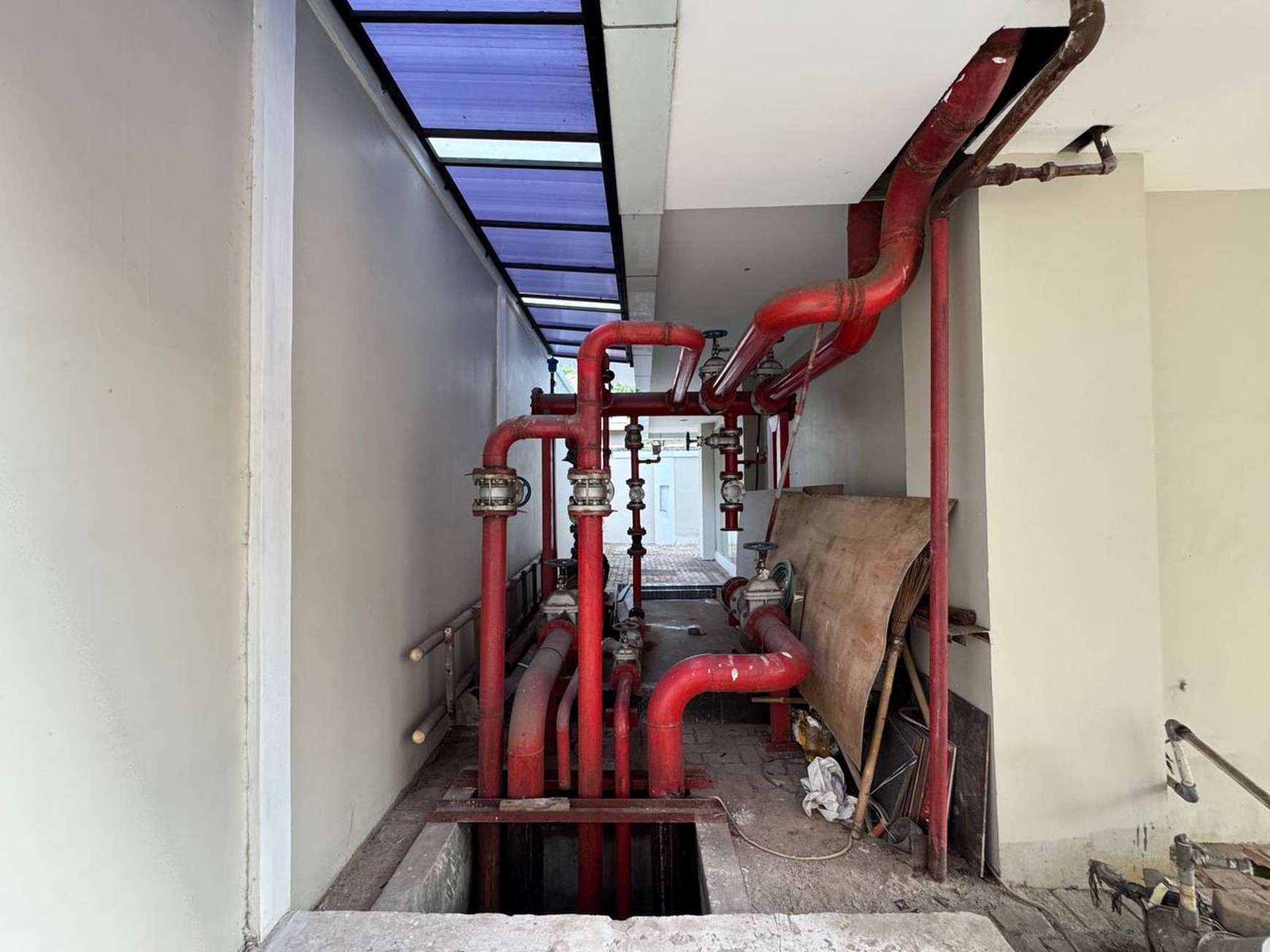 Pancoran gedung 7 lantai parkir luas lokasi strategis