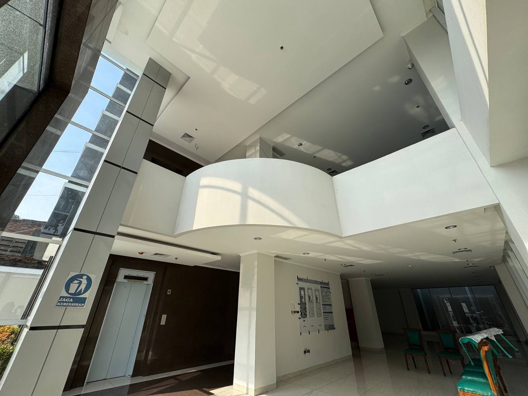 Pancoran gedung 7 lantai parkir luas lokasi strategis