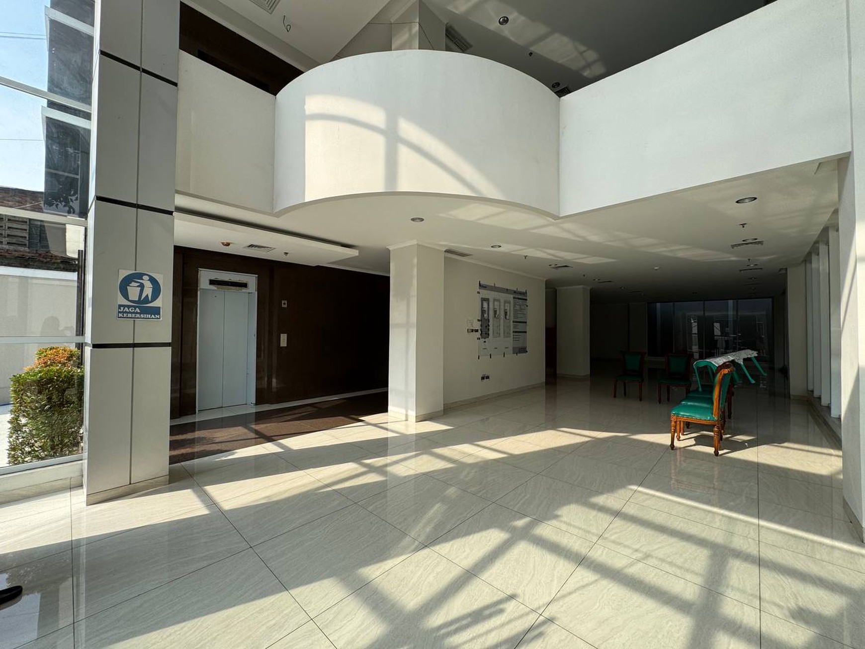 Pancoran gedung 7 lantai parkir luas lokasi strategis