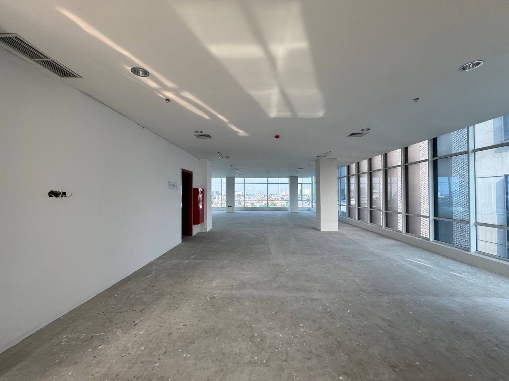 Pancoran gedung 7 lantai parkir luas lokasi strategis