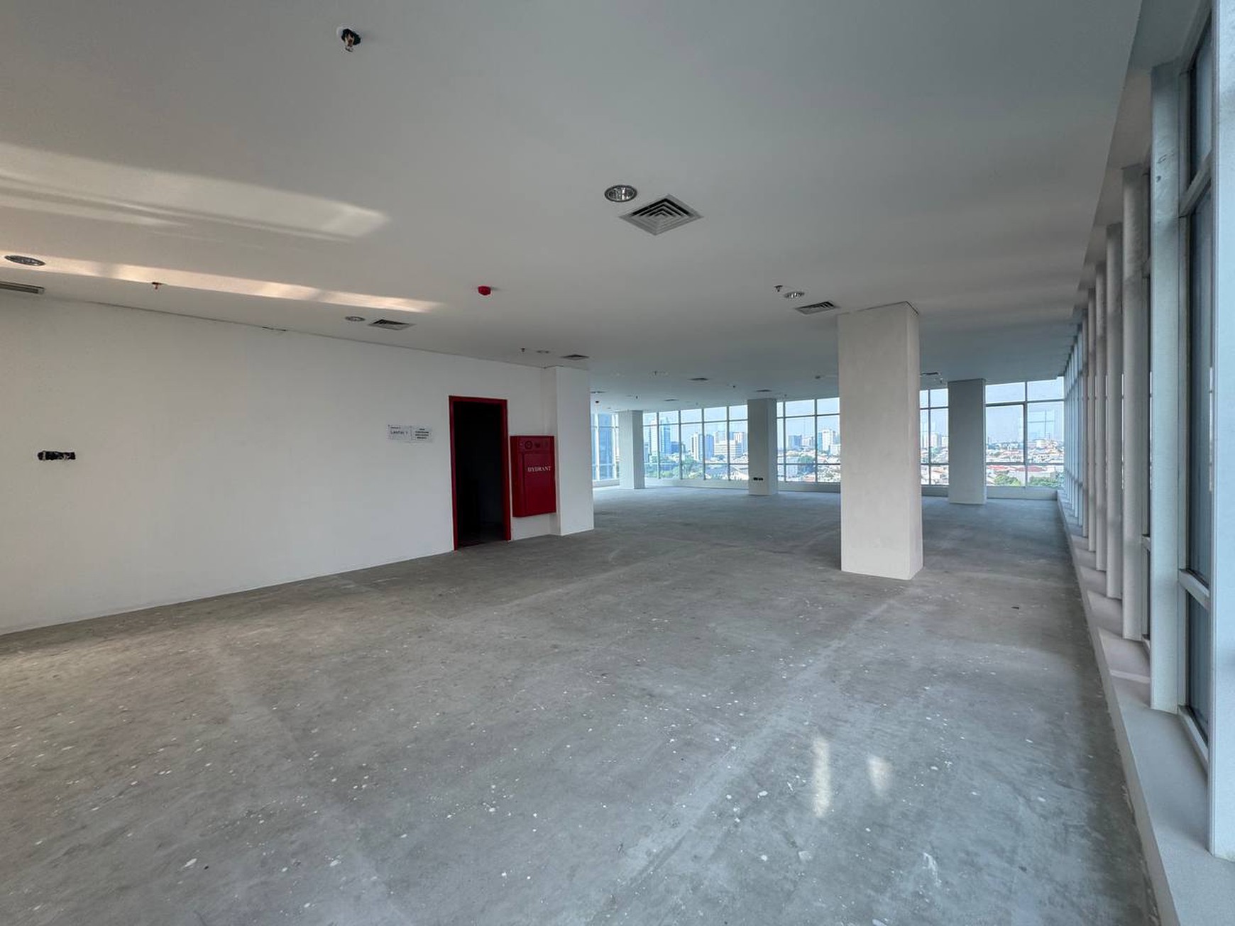 Pancoran gedung 7 lantai parkir luas lokasi strategis