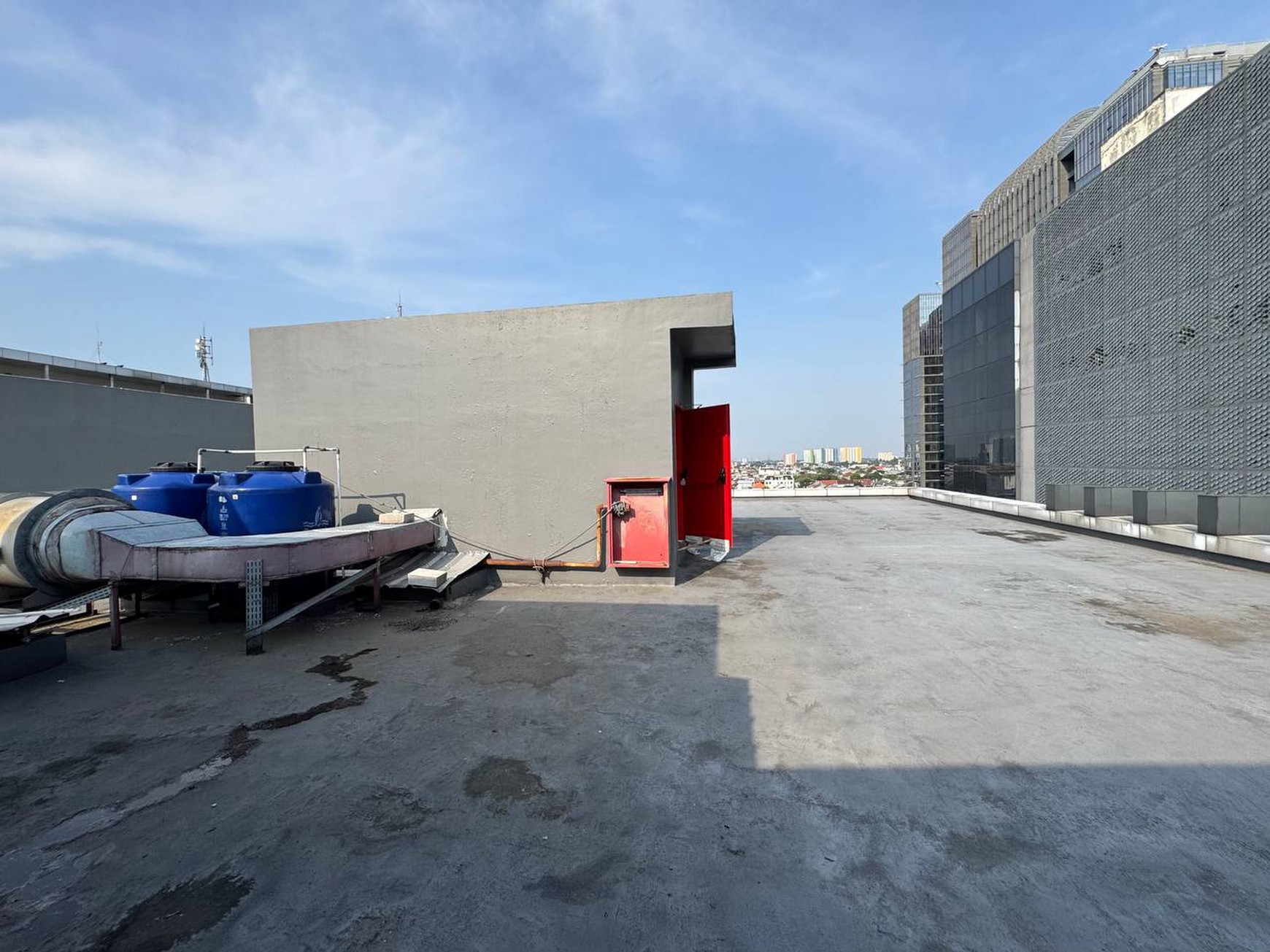 Pancoran gedung 7 lantai parkir luas lokasi strategis