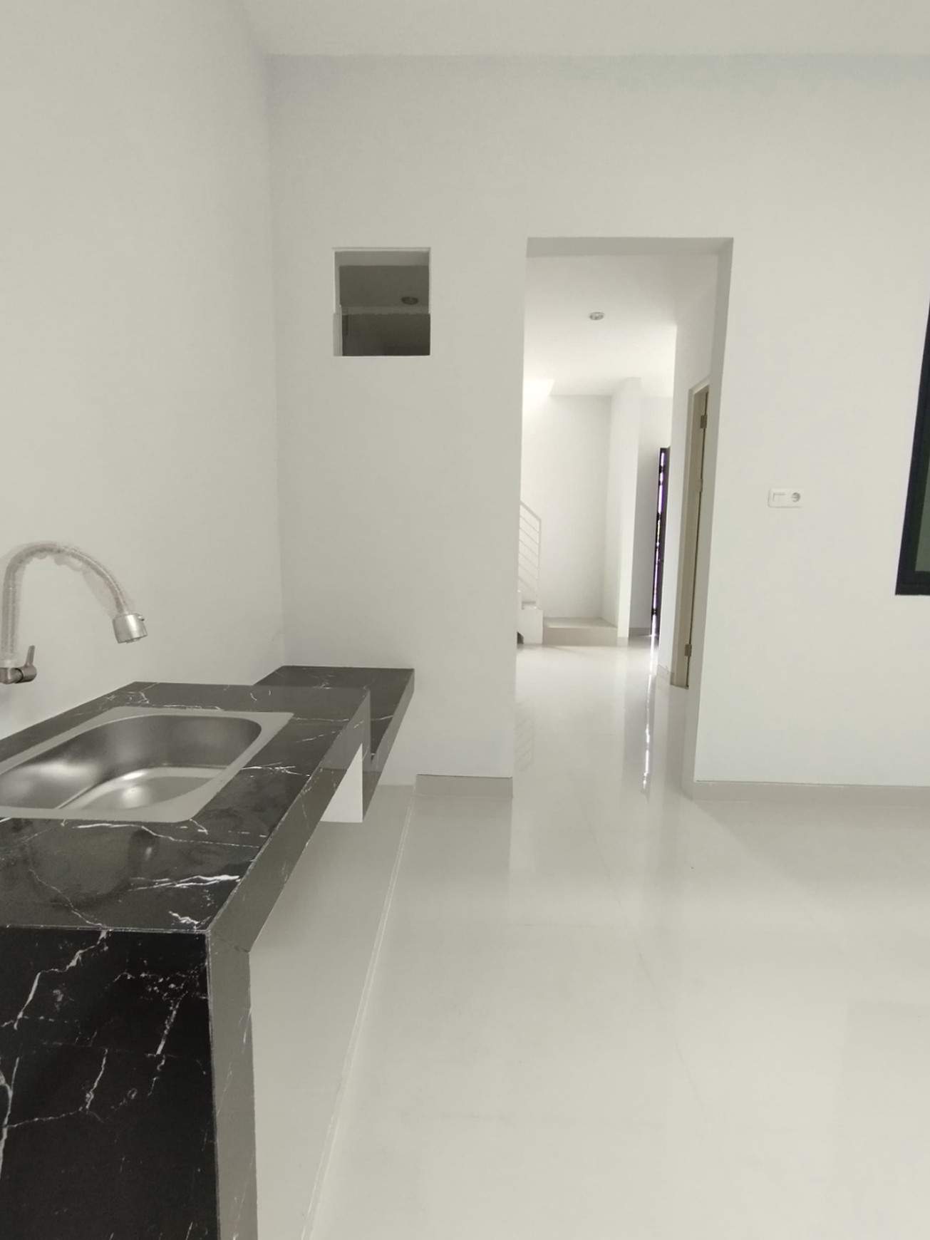 Sewa Rumah di Royal Dharmahusada deket Galaxy Mall Harga terjangkau