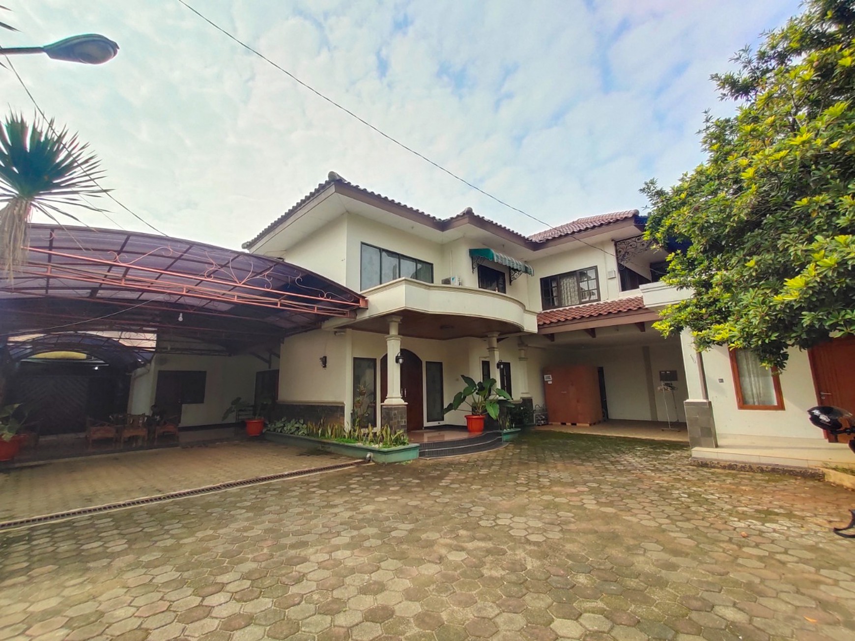 Rumah Asri dengan Tanah Luas di Pamulang Timur