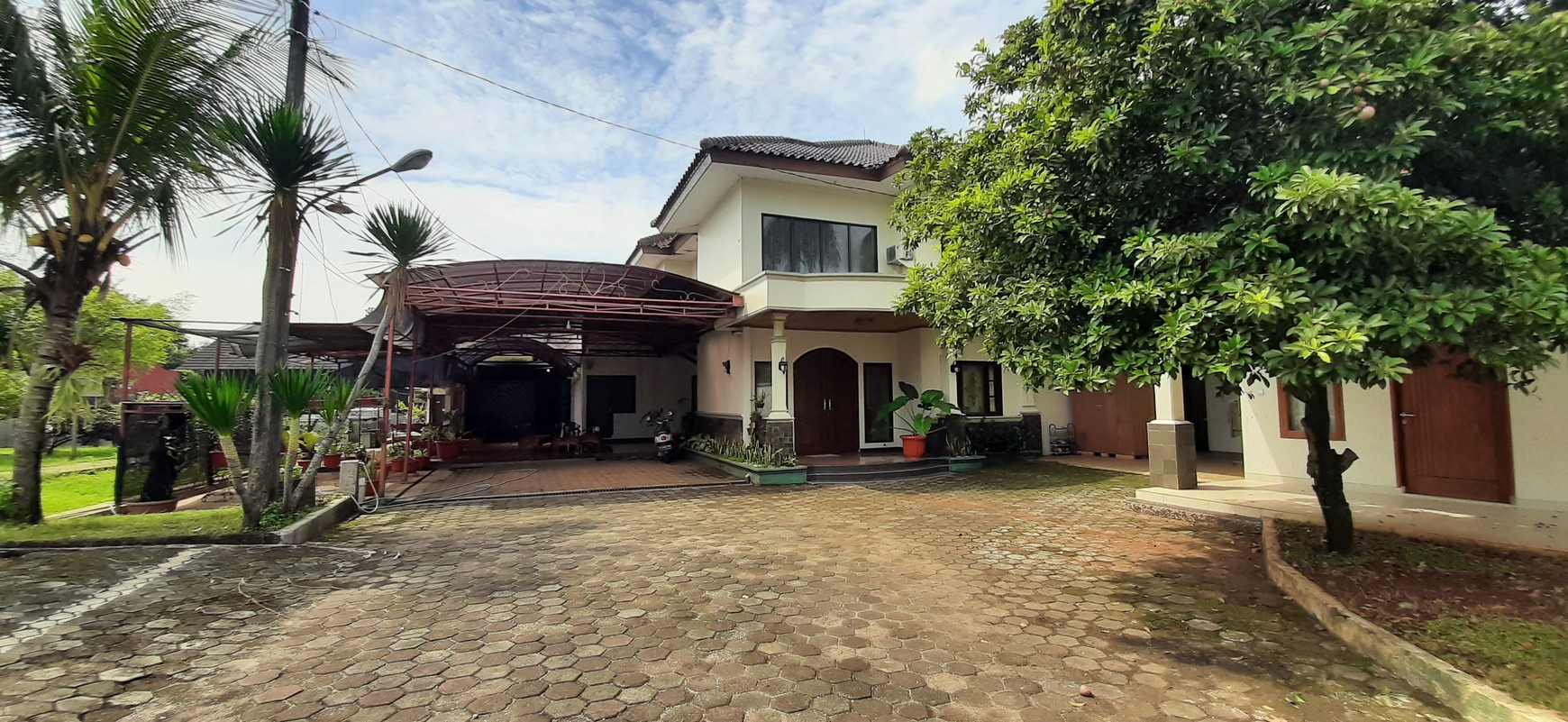 Rumah Asri dengan Tanah Luas di Pamulang Timur