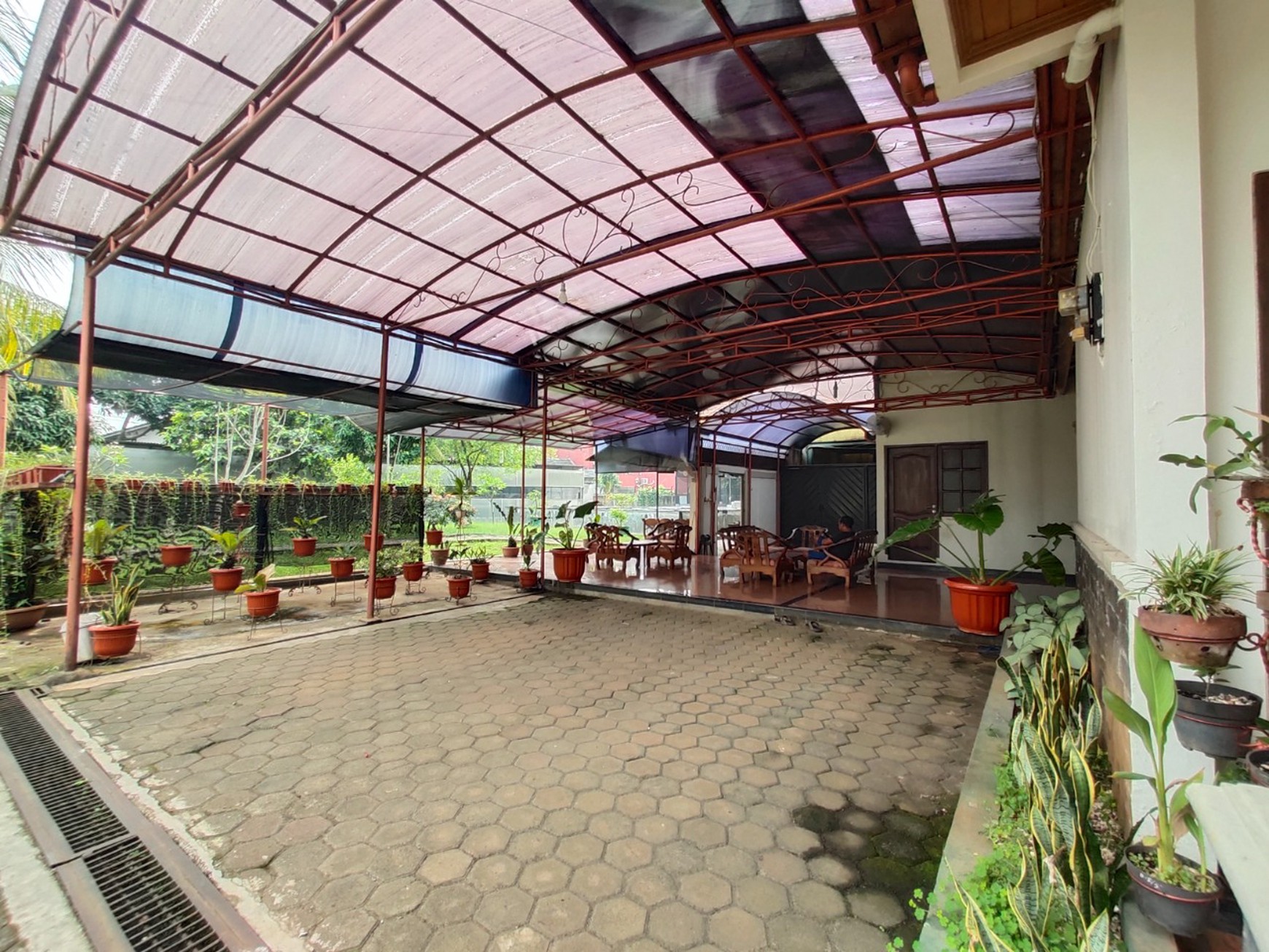 Rumah Asri dengan Tanah Luas di Pamulang Timur