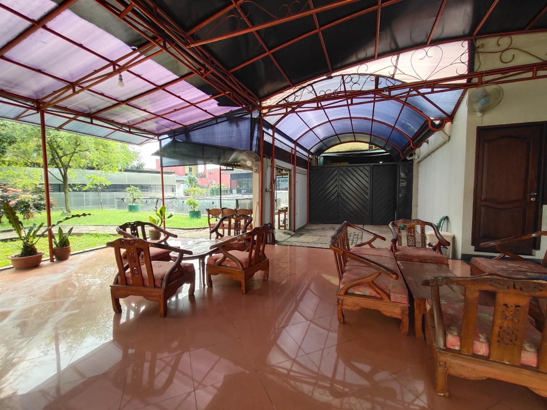 Rumah Asri dengan Tanah Luas di Pamulang Timur