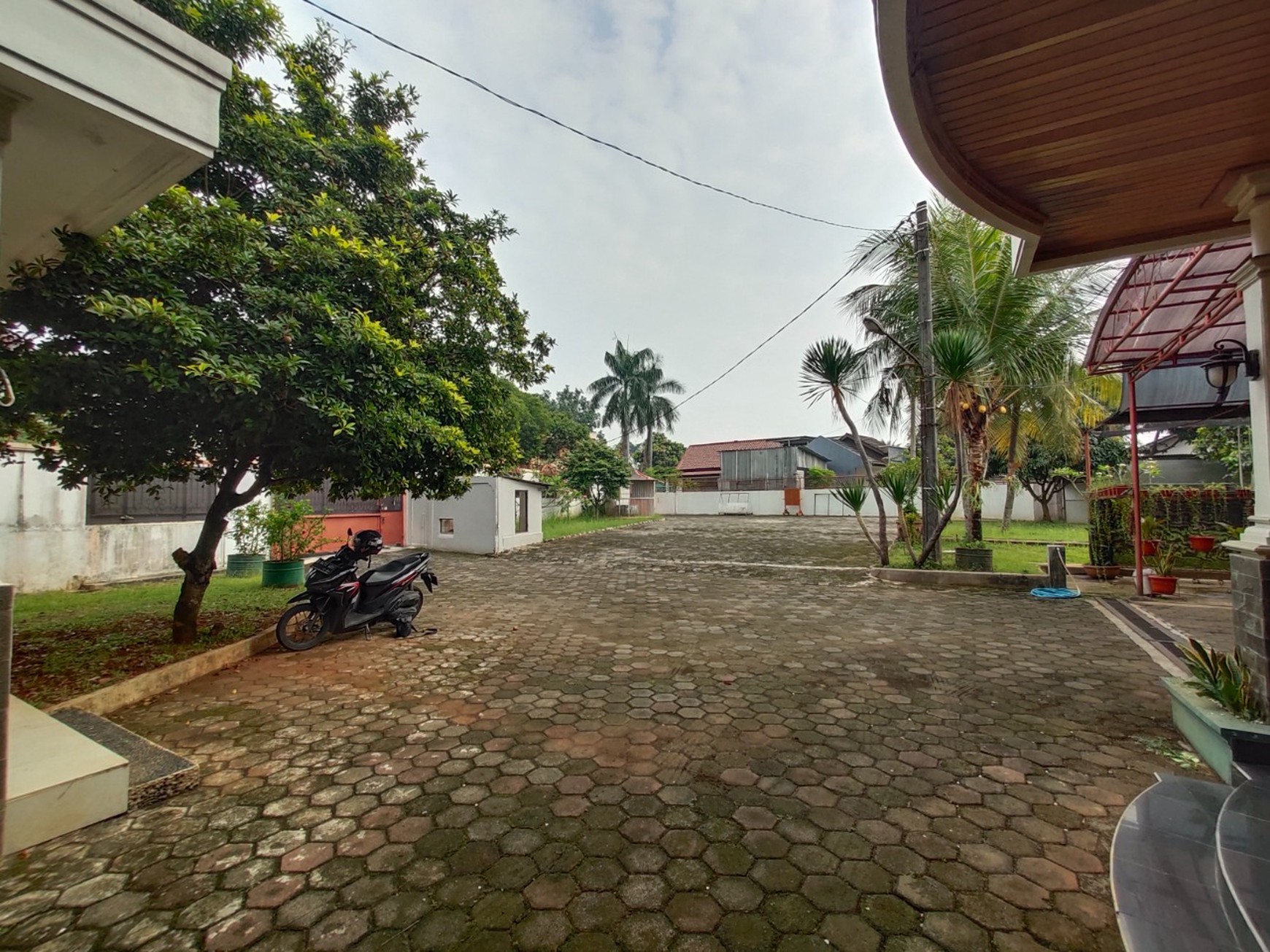 Rumah Asri dengan Tanah Luas di Pamulang Timur