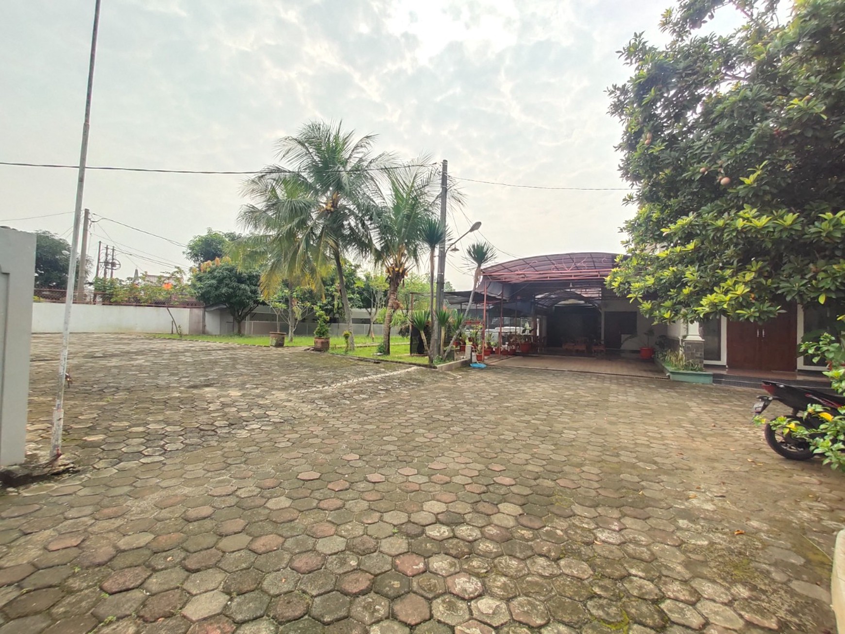 Rumah Asri dengan Tanah Luas di Pamulang Timur