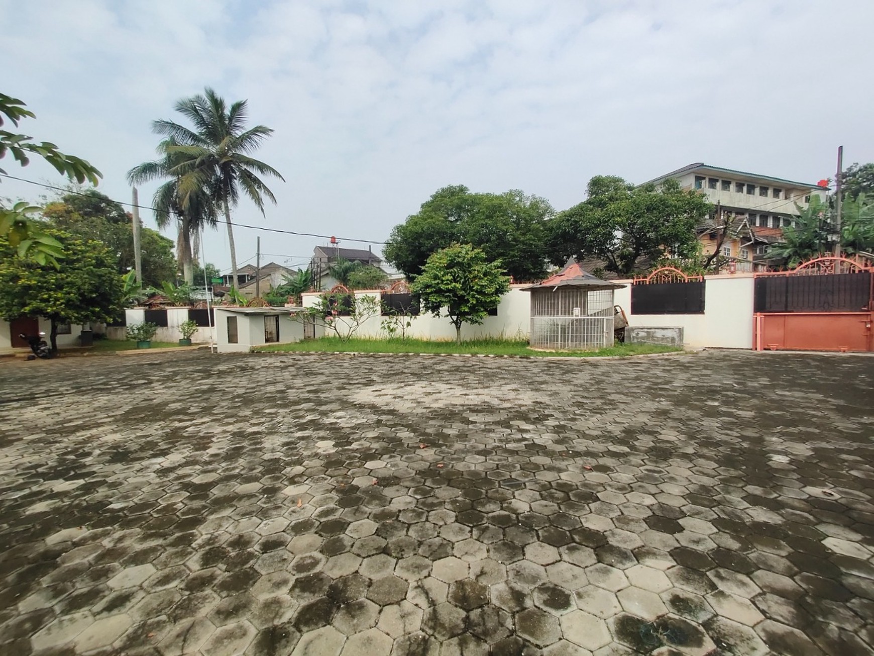 Rumah Asri dengan Tanah Luas di Pamulang Timur