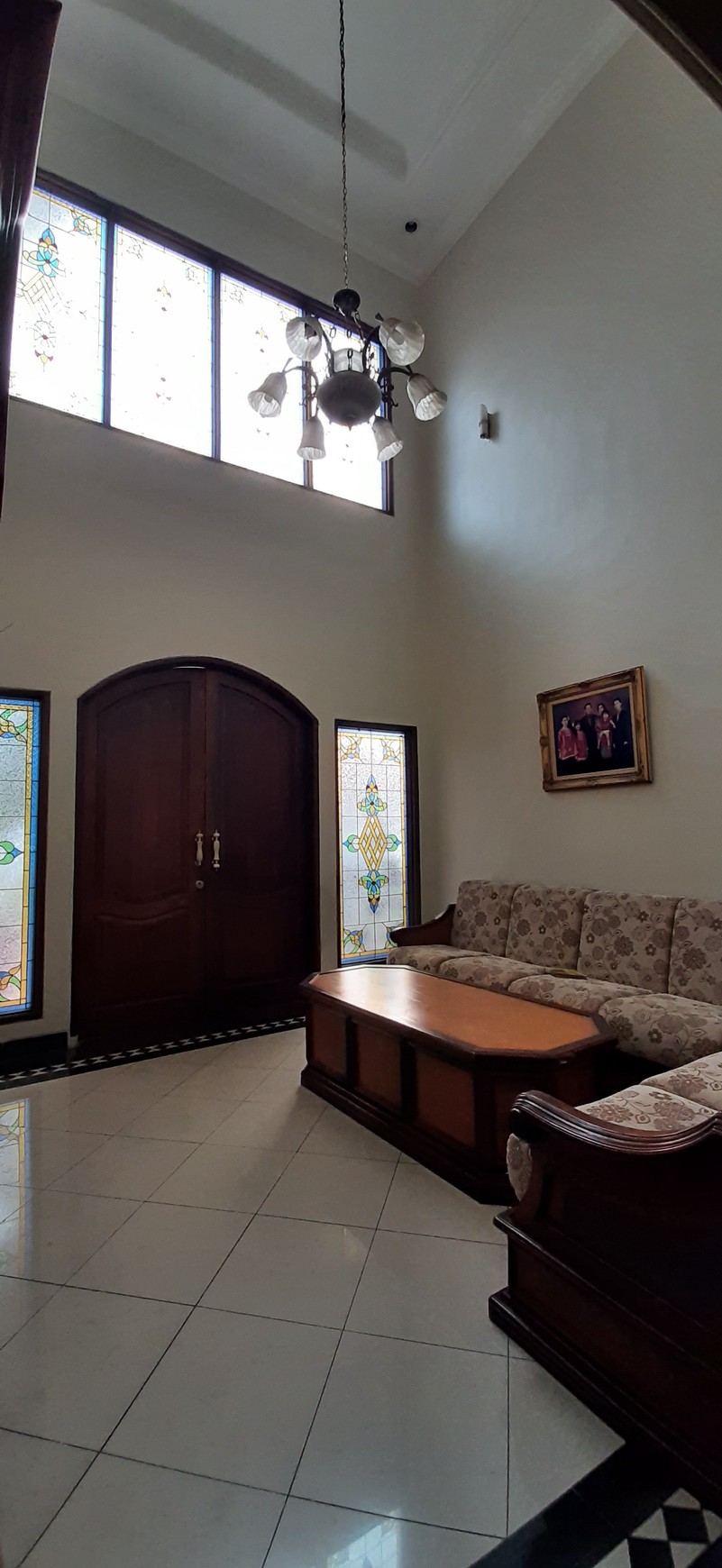 Rumah Asri dengan Tanah Luas di Pamulang Timur