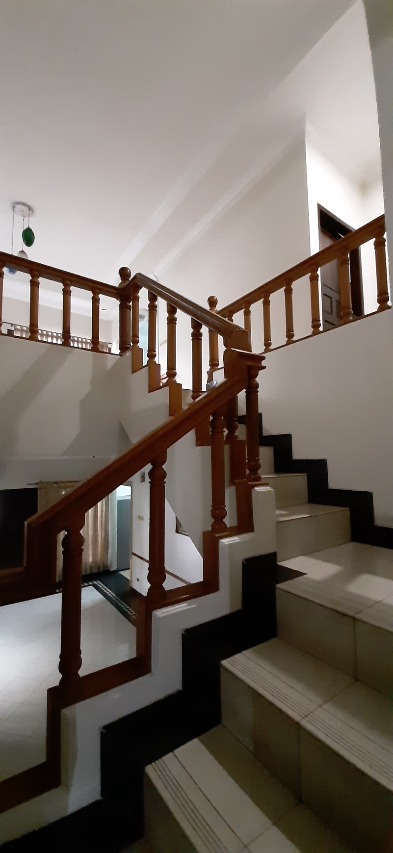 Rumah Asri dengan Tanah Luas di Pamulang Timur