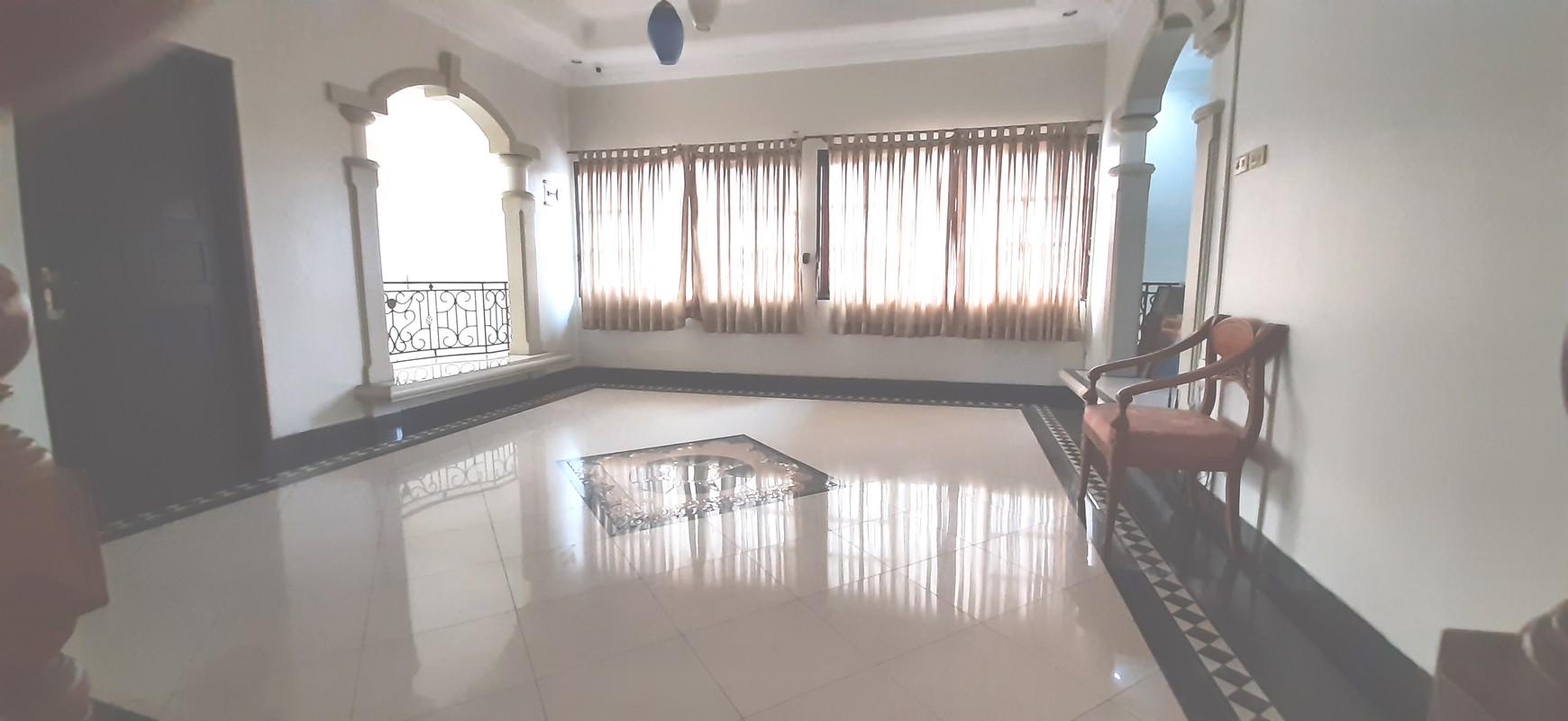 Rumah Asri dengan Tanah Luas di Pamulang Timur