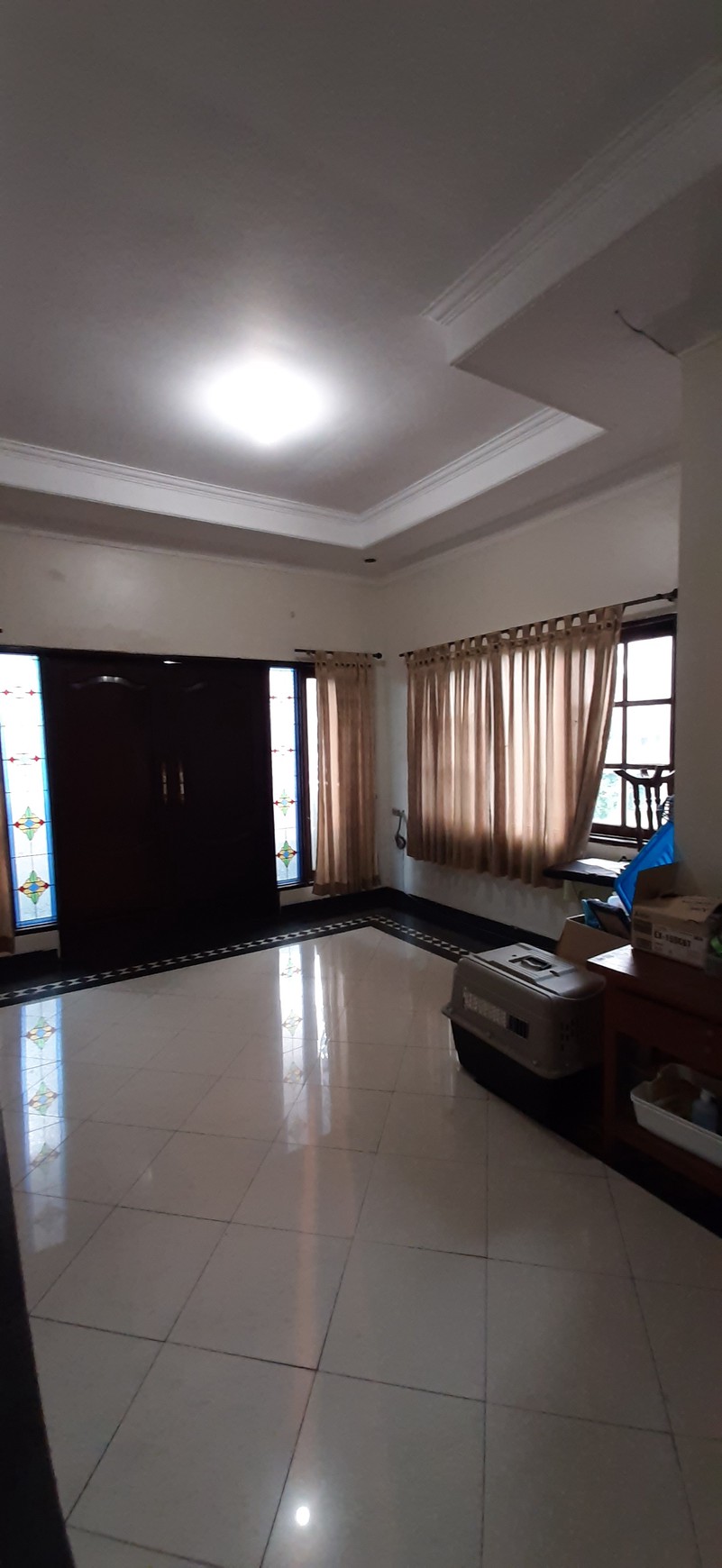 Rumah Asri dengan Tanah Luas di Pamulang Timur