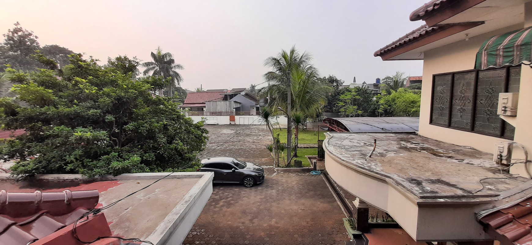 Rumah Asri dengan Tanah Luas di Pamulang Timur