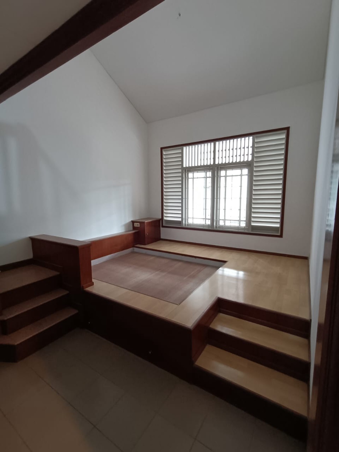 Rumah bagus, 2 lantai, rapih dan nyaman di Jurang Manggu