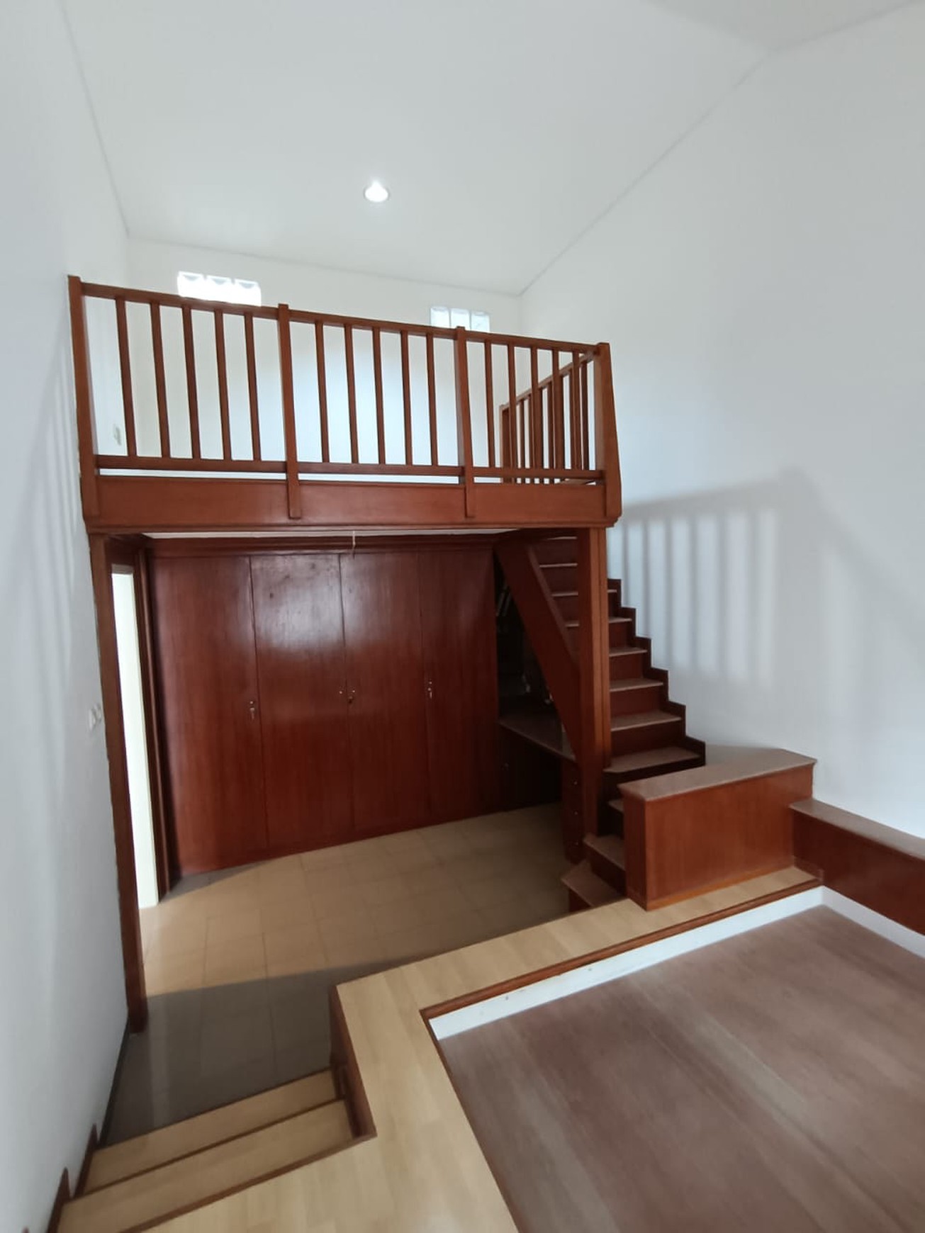 Rumah bagus, 2 lantai, rapih dan nyaman di Jurang Manggu