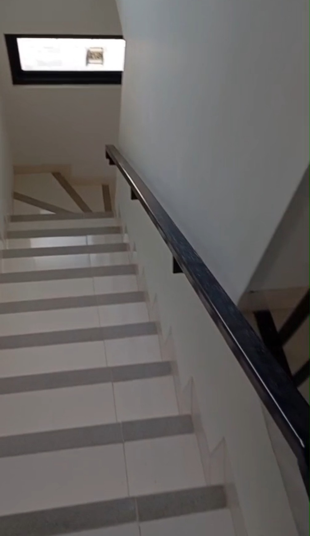 Termurah. Rumah modern Bali Resort, Sepatan Tangerang
