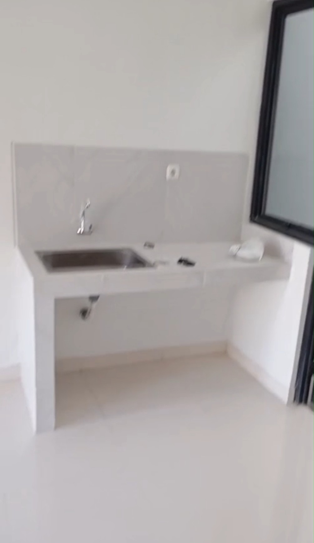 Termurah. Rumah modern Bali Resort, Sepatan Tangerang