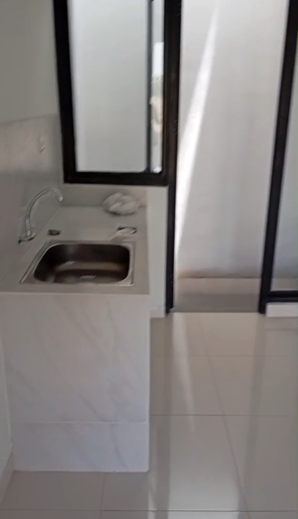 Termurah. Rumah modern Bali Resort, Sepatan Tangerang