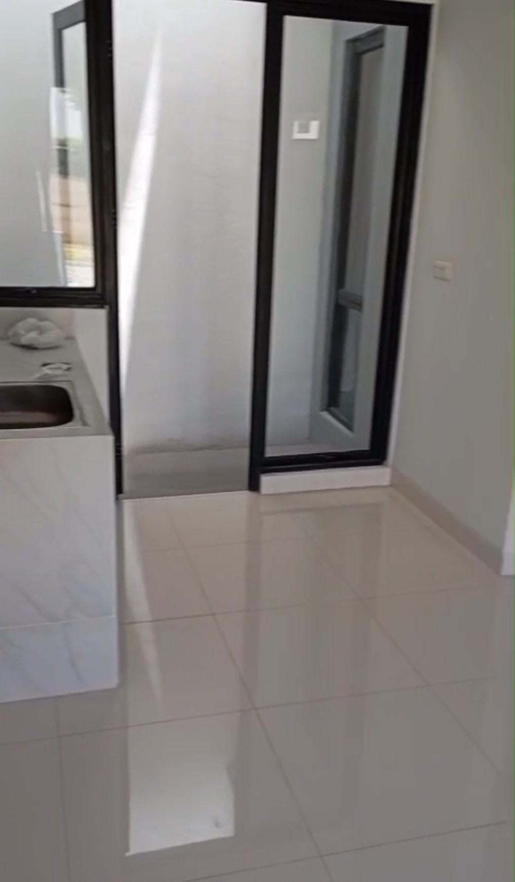 Termurah. Rumah modern Bali Resort, Sepatan Tangerang