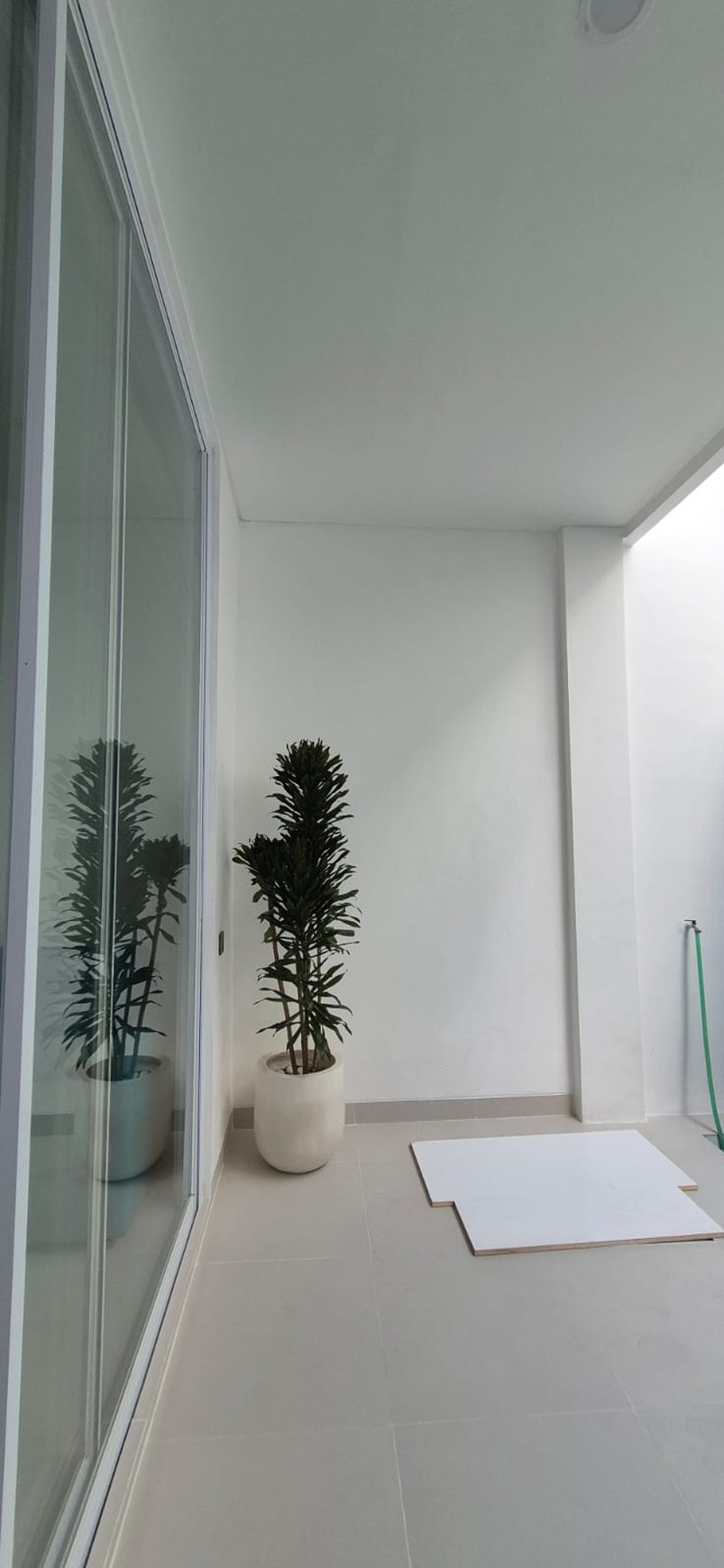 Leasehold - A modern townhouse takes simpliciy and serenity in Seminyak, Bali