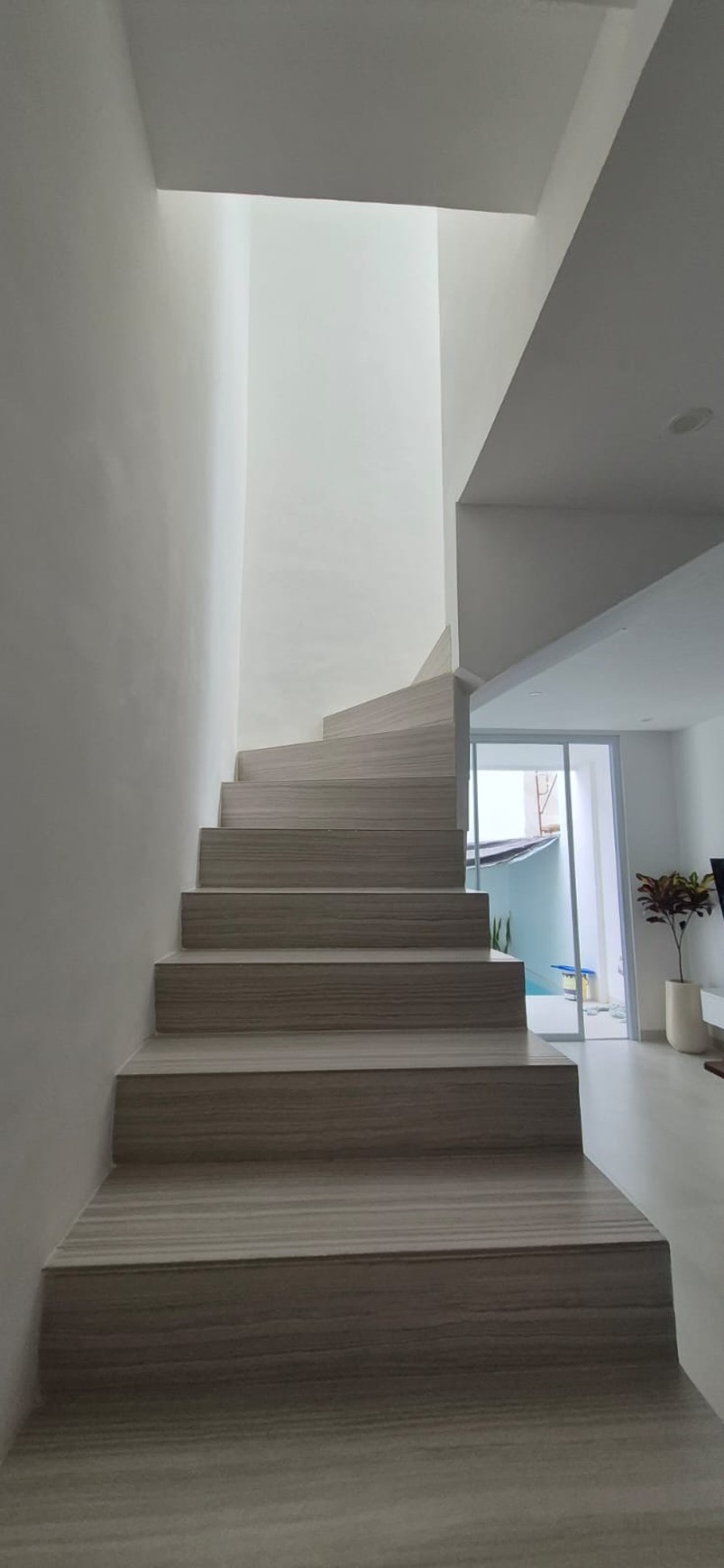 Leasehold - A modern townhouse takes simpliciy and serenity in Seminyak, Bali