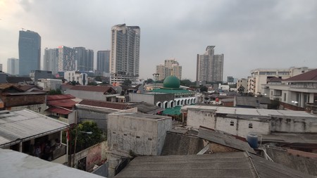 Rumah Kos Kosan di Jual di Pal Batu Menteng Dalam Jaksel, omset Rp. 100 Juta/ Bulan