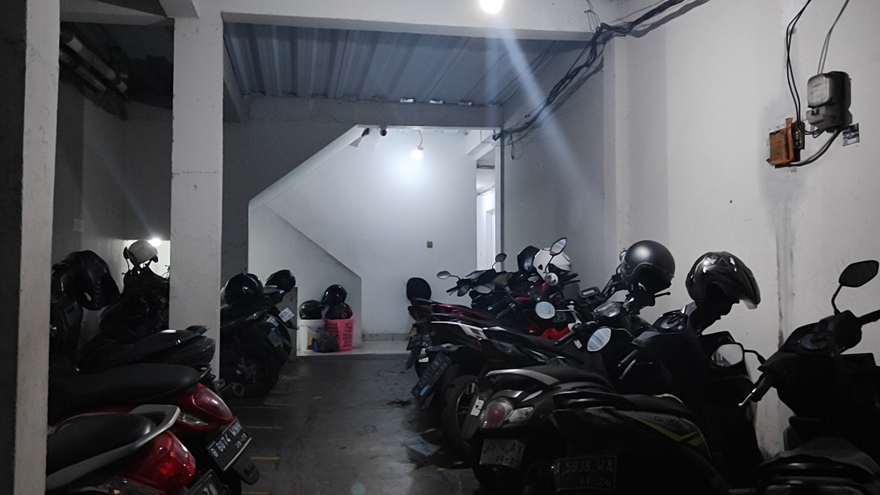 Rumah Kos Kosan di Jual di Pal Batu Menteng Dalam Jaksel, omset Rp. 100 Juta/ Bulan
