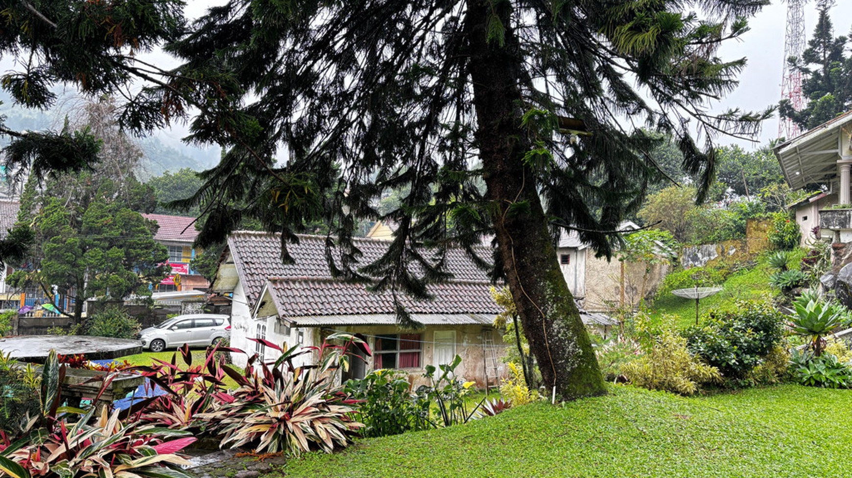 Villa Dengan 3 Bangunan Rumah Di Cisarua Puncak, View Sejuk Pegunungan