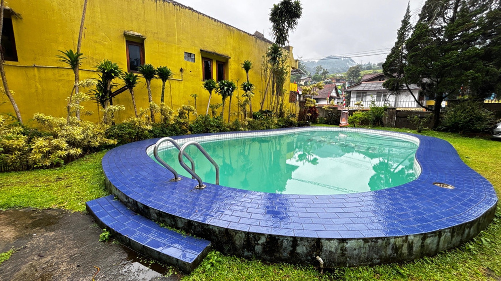 Villa Dengan 3 Bangunan Rumah Di Cisarua Puncak, View Sejuk Pegunungan