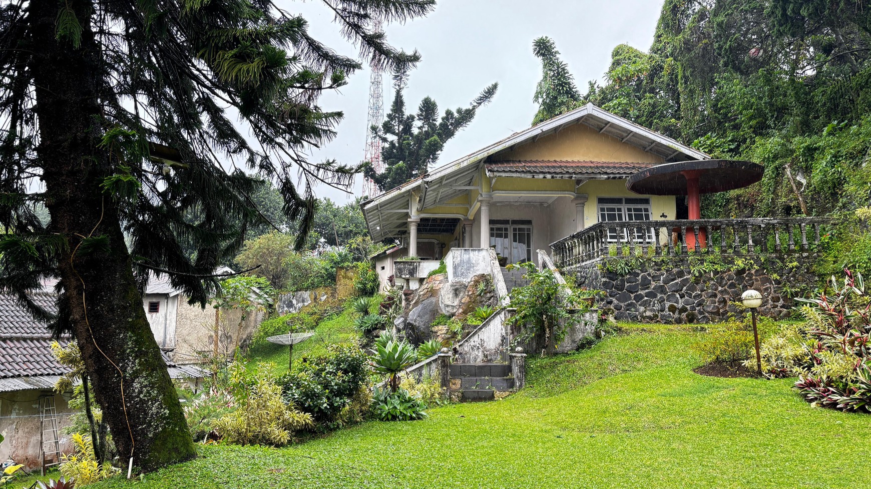 Villa Dengan 3 Bangunan Rumah Di Cisarua Puncak, View Sejuk Pegunungan