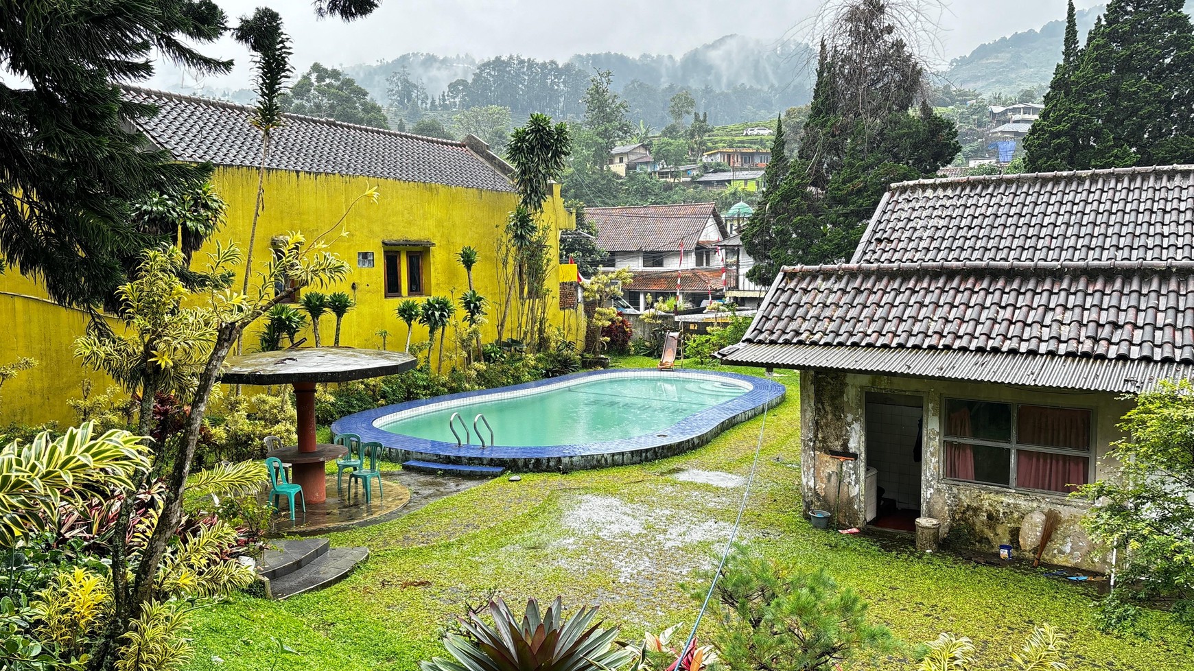 Villa Dengan 3 Bangunan Rumah Di Cisarua Puncak, View Sejuk Pegunungan