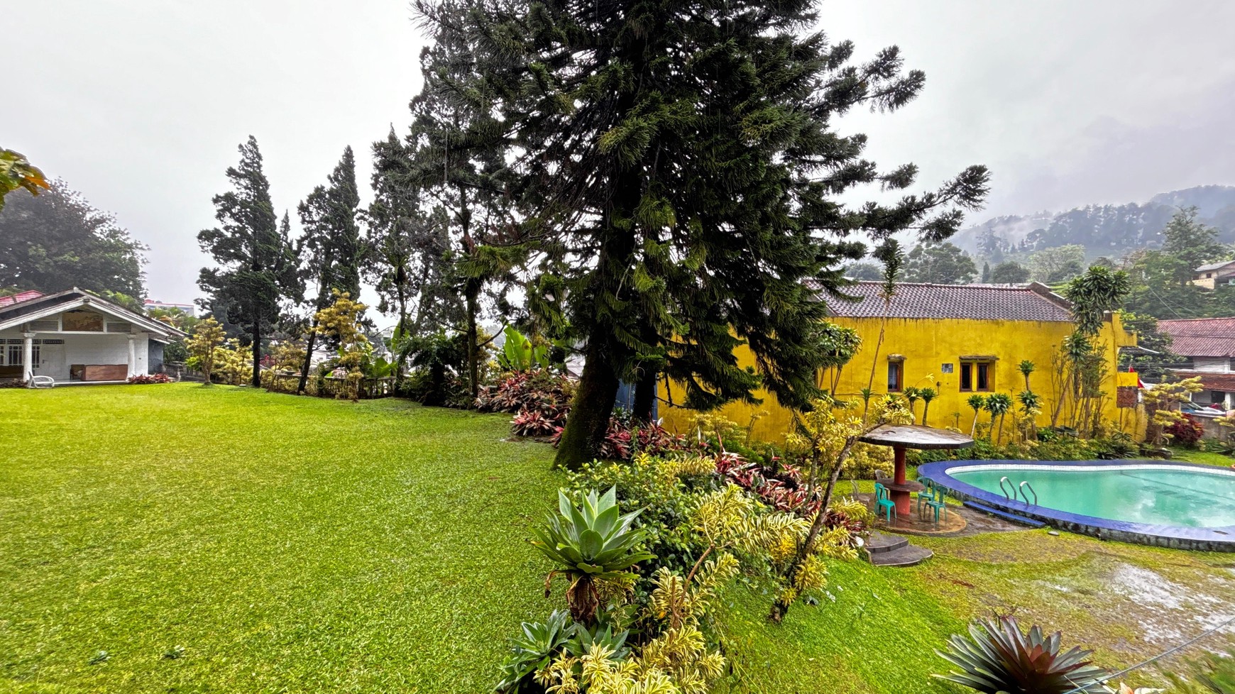 Villa Dengan 3 Bangunan Rumah Di Cisarua Puncak, View Sejuk Pegunungan