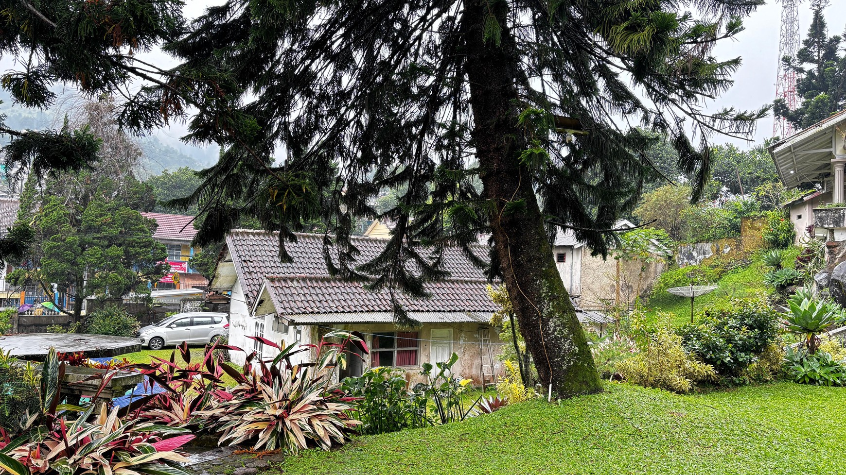Villa Dengan 3 Bangunan Rumah Di Cisarua Puncak, View Sejuk Pegunungan