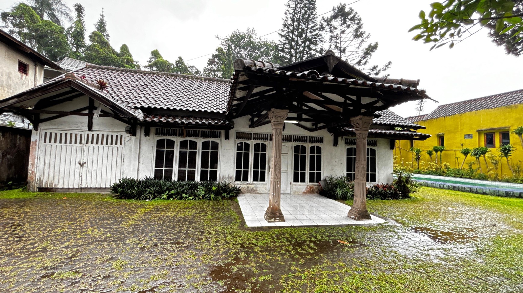 Villa Dengan 3 Bangunan Rumah Di Cisarua Puncak, View Sejuk Pegunungan