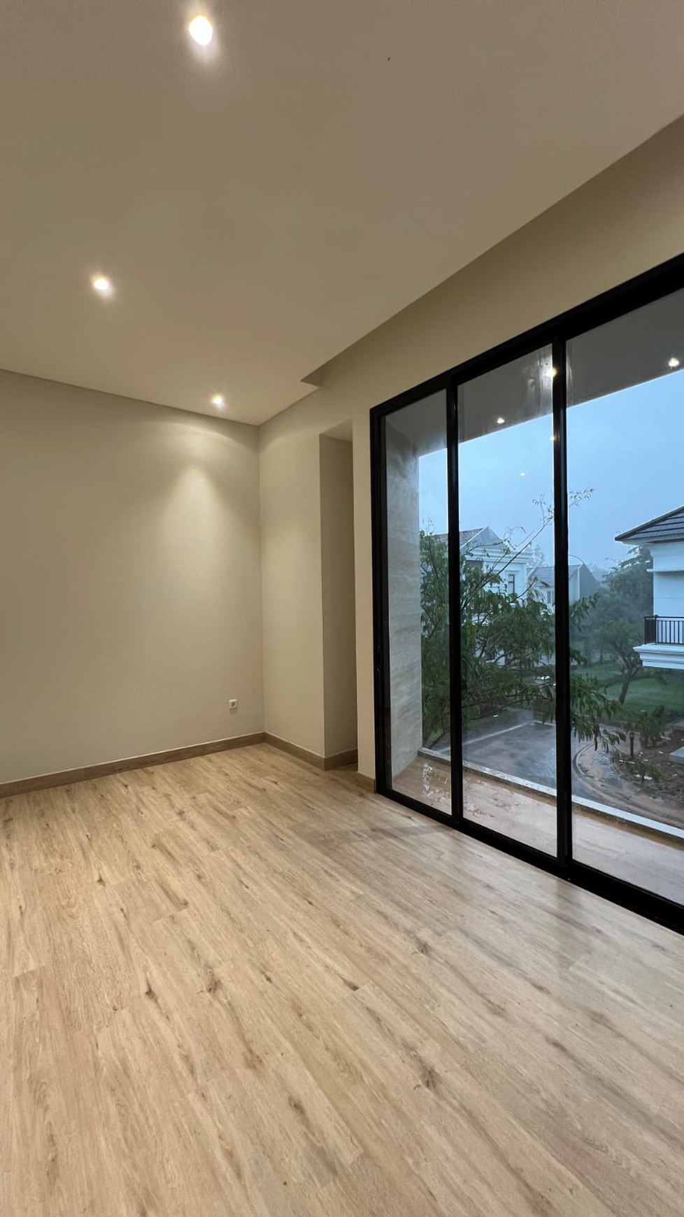 Dijual Rumah Baru Bangunan Mandiri  Vanya Park Azura BSD City, Cakep, Siap Huni