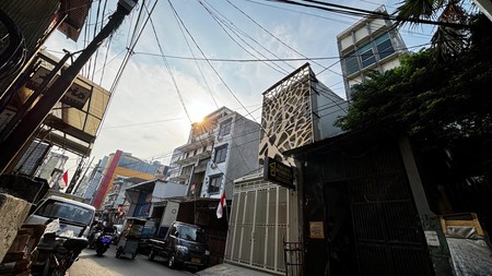 Ruko 3 1/2 Lantai Di Kebon Kacang, 50 m Dari Pusat Perbelanjaan Tanah Abang