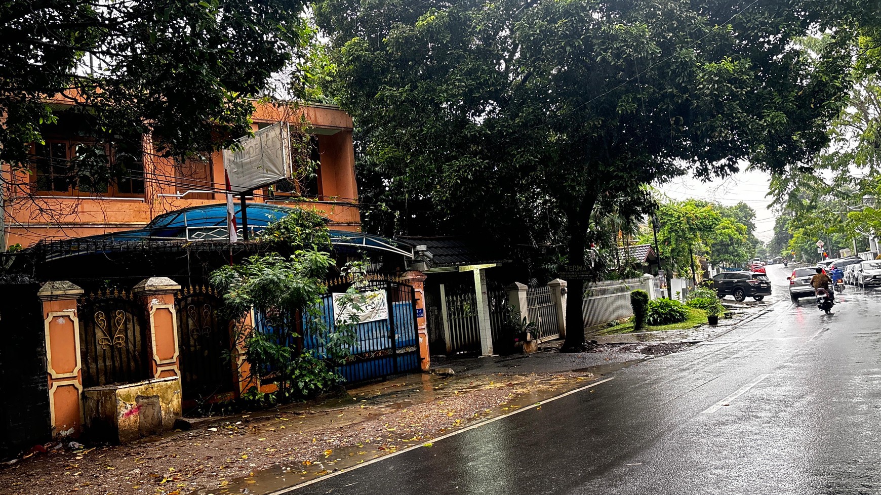 Rumah 2 Lantai, Akses Jalan 3 Mobil Di Perumahan Elit Gudang Peluru, Dekat St. KA Tebet