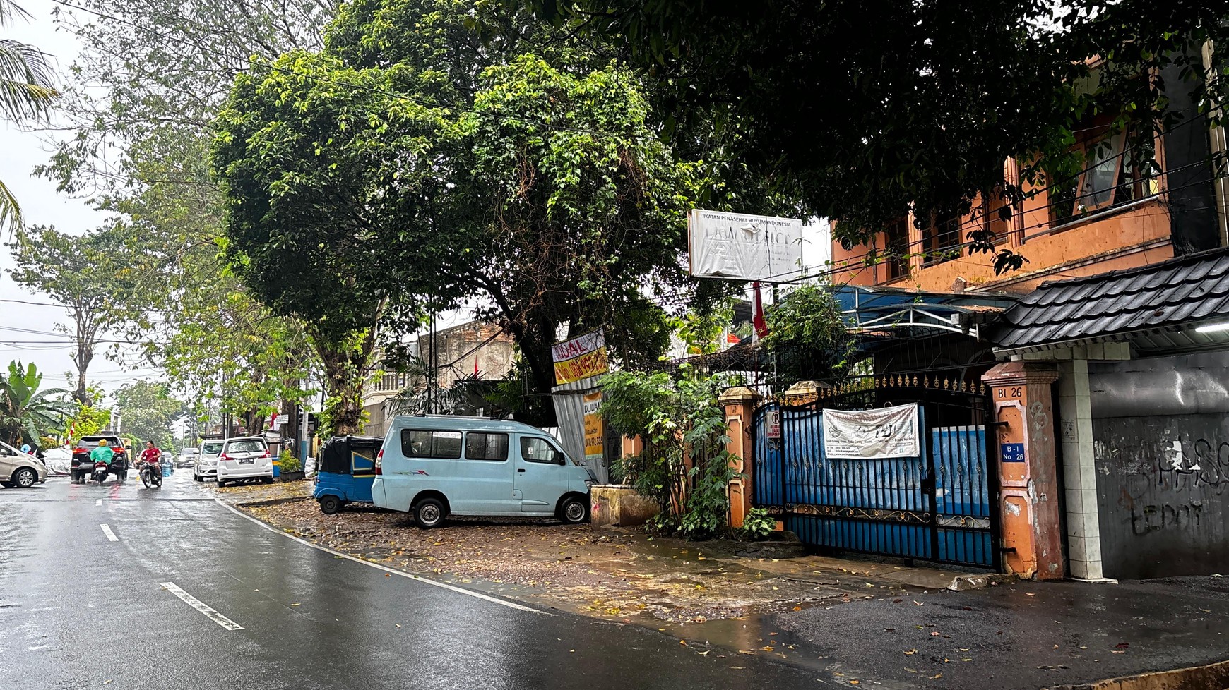Rumah 2 Lantai, Akses Jalan 3 Mobil Di Perumahan Elit Gudang Peluru, Dekat St. KA Tebet