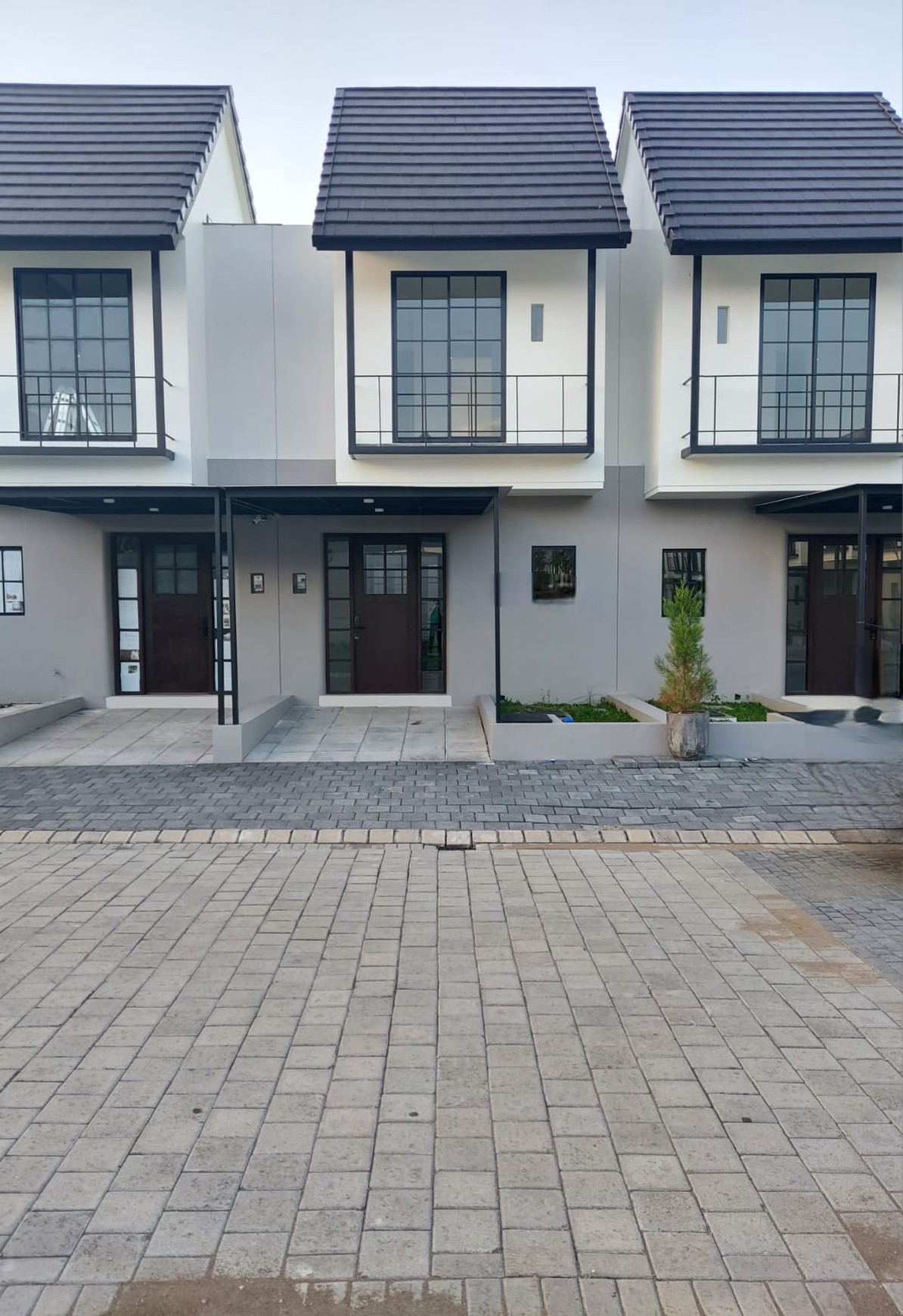 Murah 3 K.tidur Disewakan Rumah Graha Natura Dekat Minimalis Modern Area G Walk Citraland , Pakuwon Mall, Ptc, Supermall