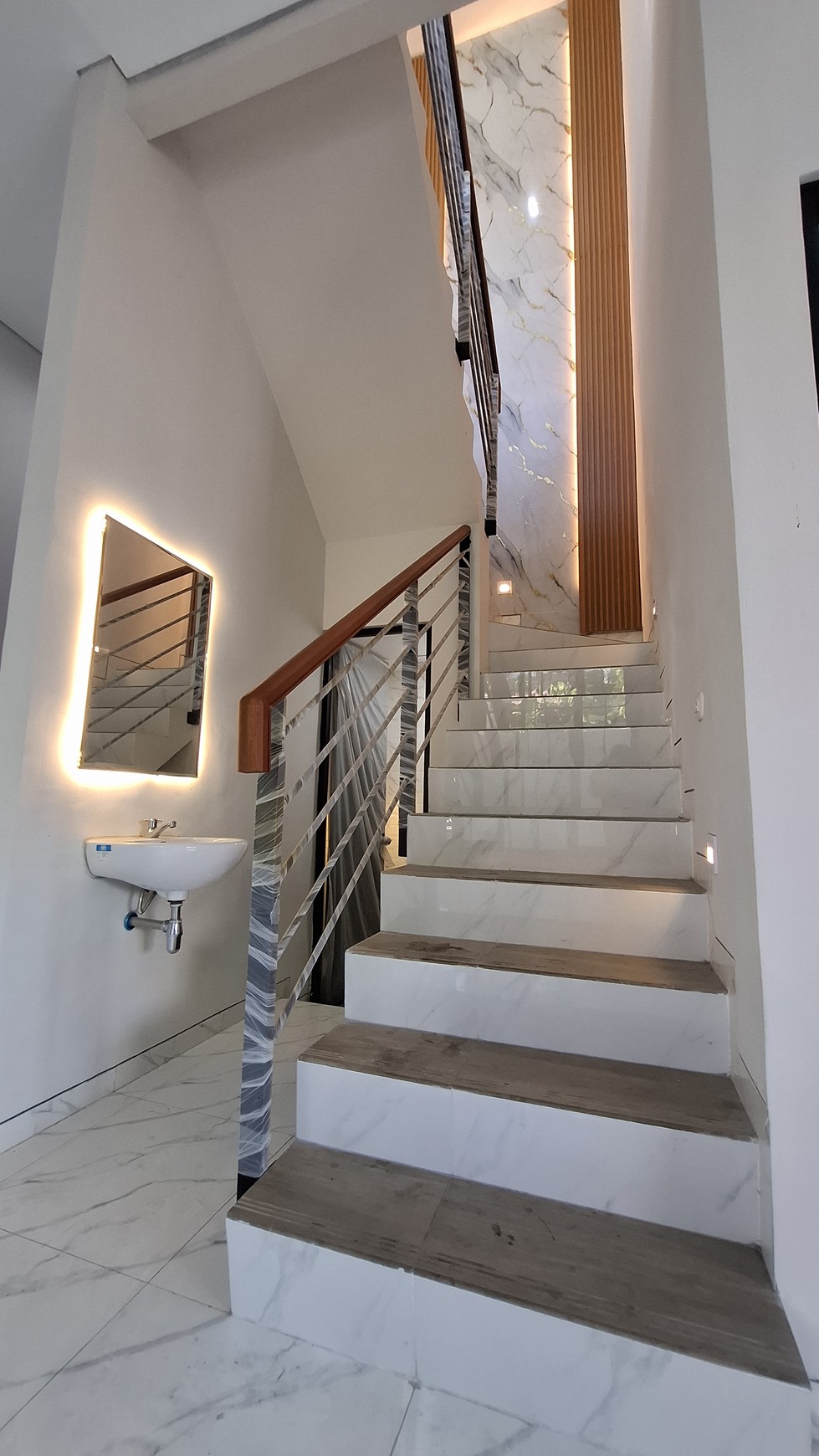 Rumah Hook Eksklusif di Rungkut Mapan Tengah - Desain Minimalis Modern