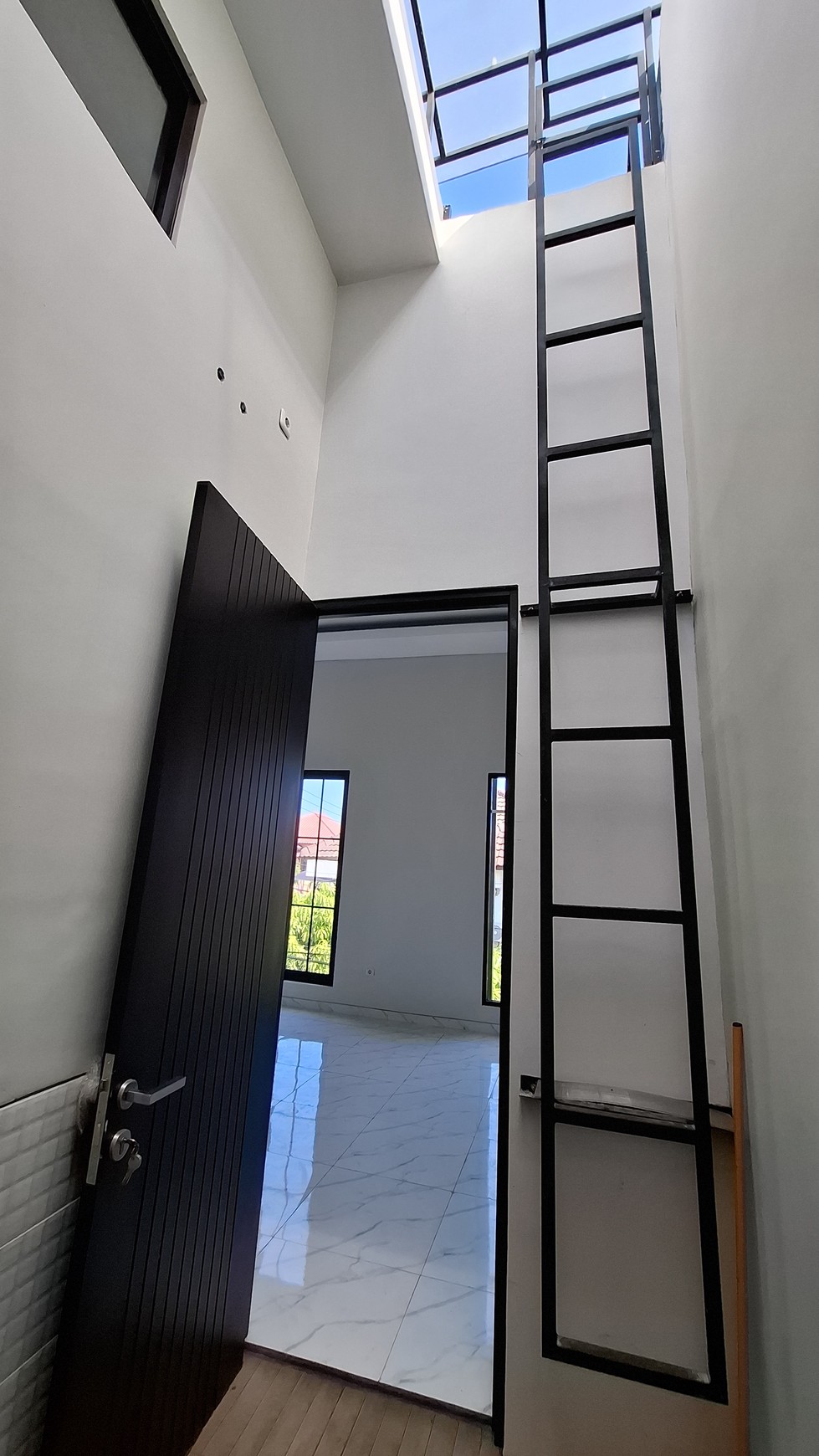 Rumah Hook Eksklusif di Rungkut Mapan Tengah - Desain Minimalis Modern