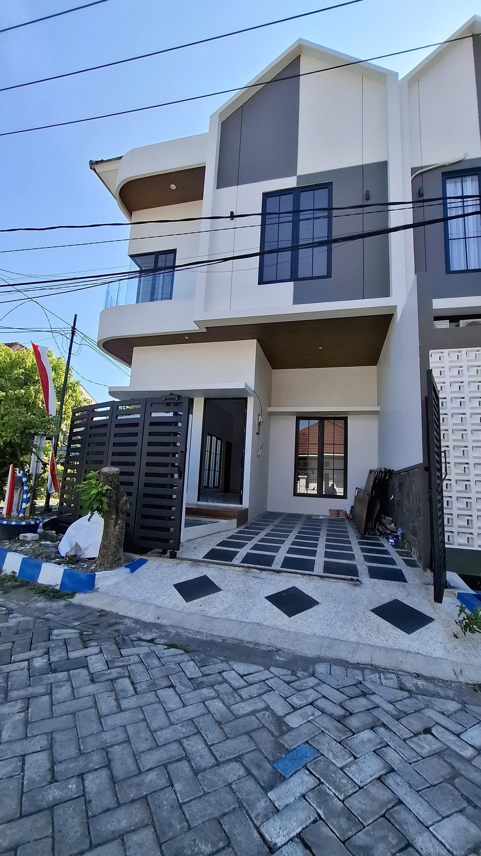 Rumah Hook Eksklusif di Rungkut Mapan Tengah - Desain Minimalis Modern