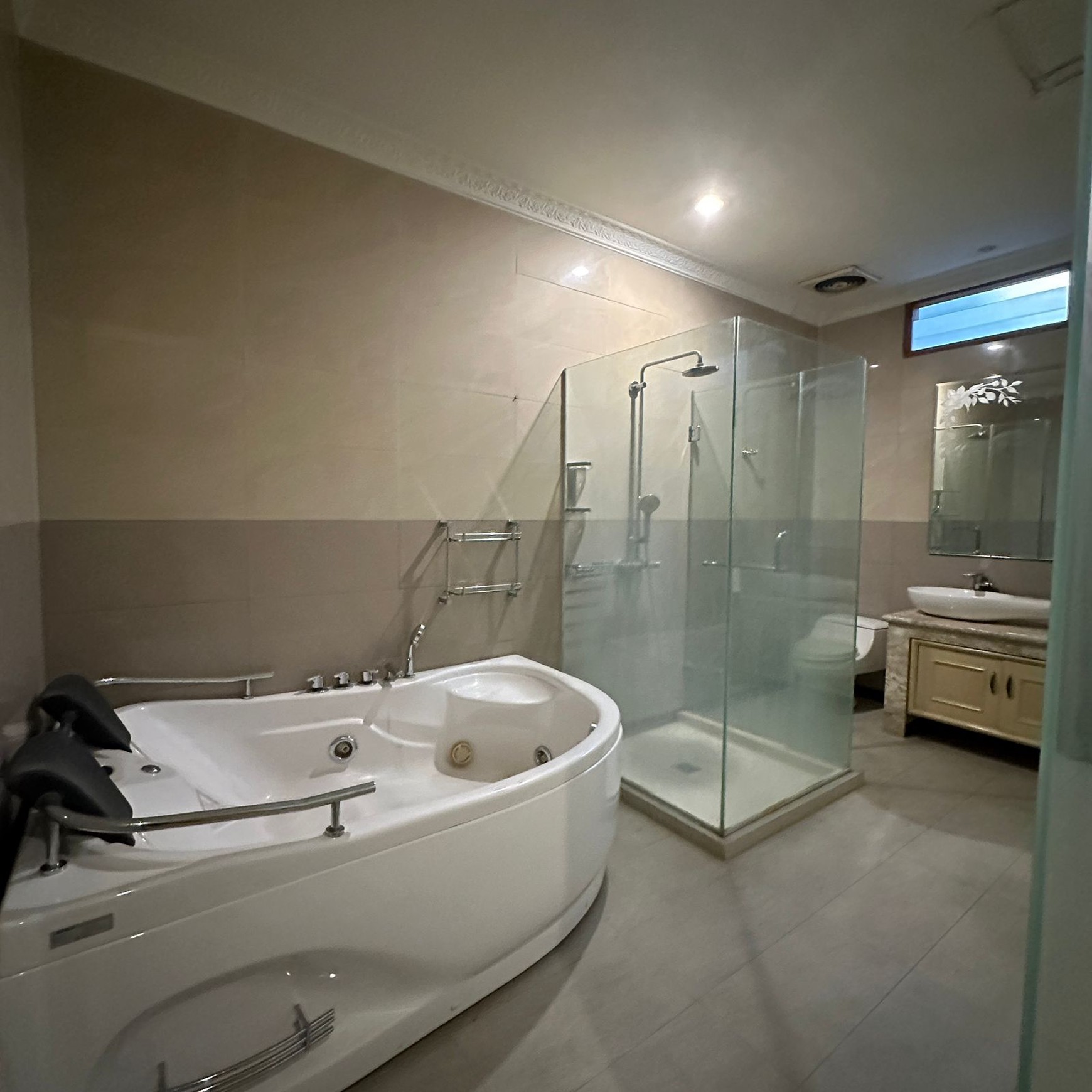 Dijual Rumah Mewah 400m2 Margorejo Indah Surabaya Timur Semi Furnished
