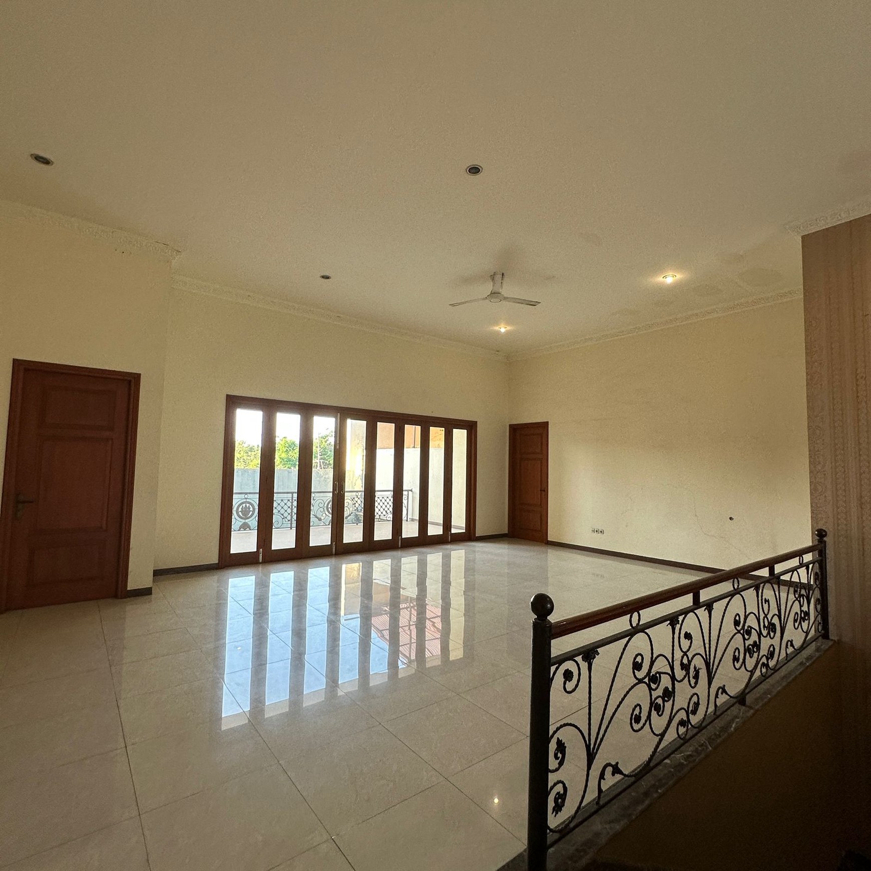 Dijual Rumah Mewah 400m2 Margorejo Indah Surabaya Timur Semi Furnished