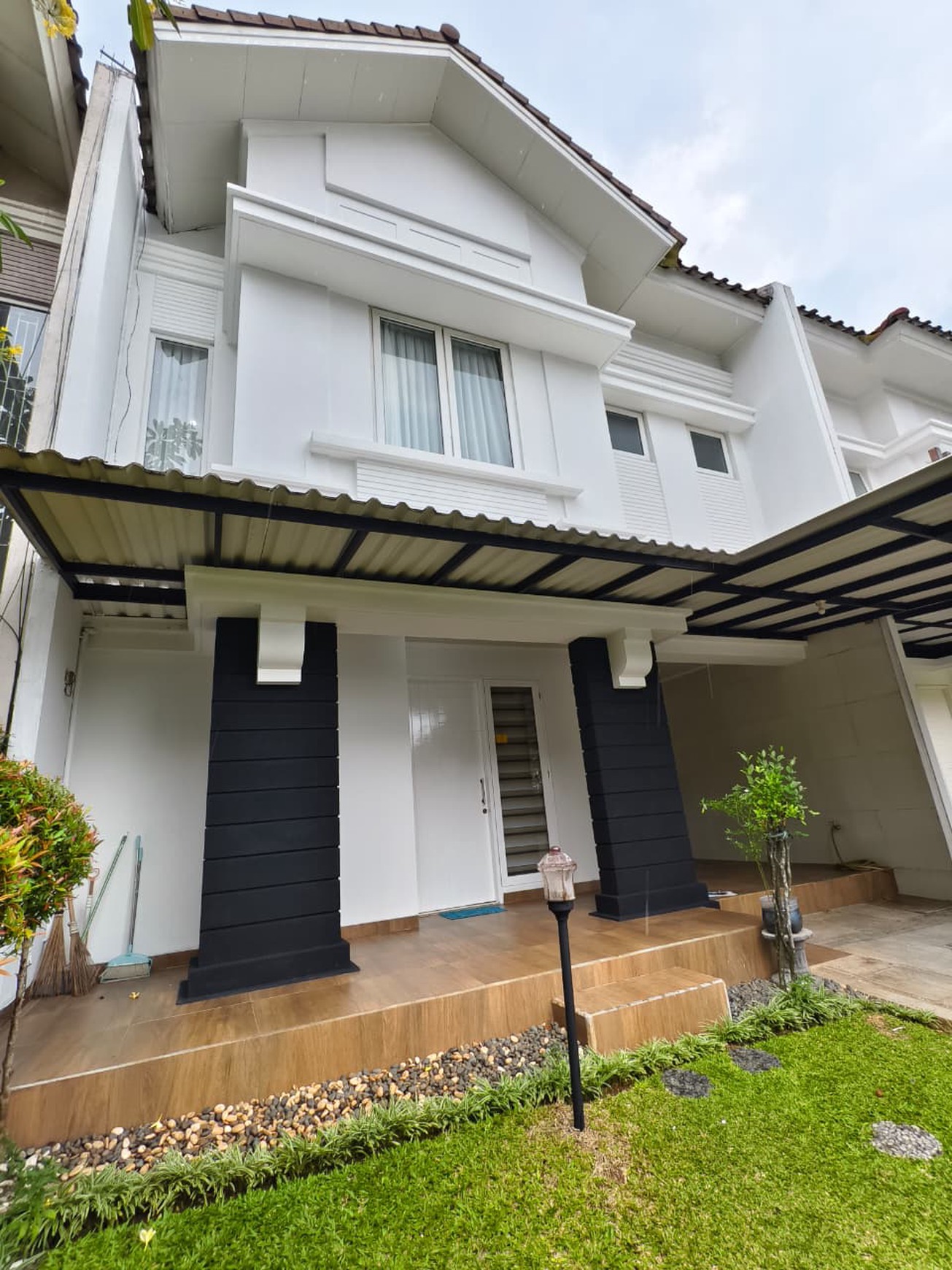 De Latinos Mexicano BSD City, dekat stasiun rawabuntu