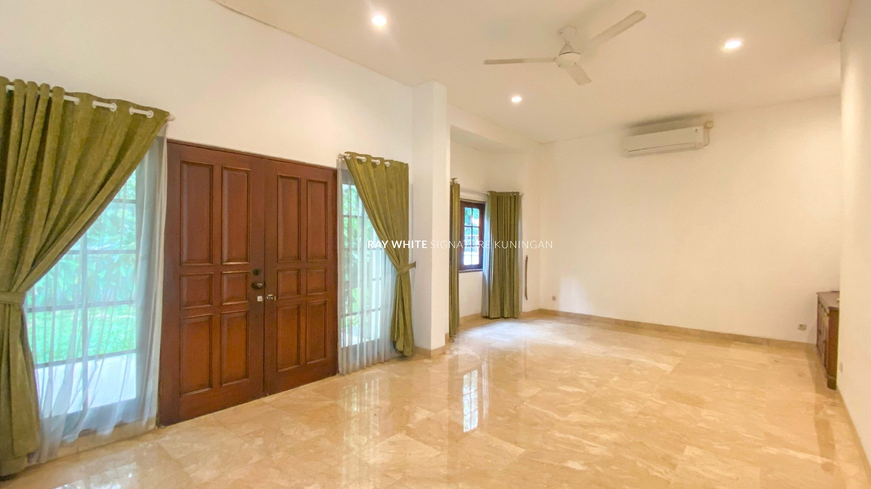 Dijual Hunian Nyaman dengan Kolam Renang di Kebayoran Baru