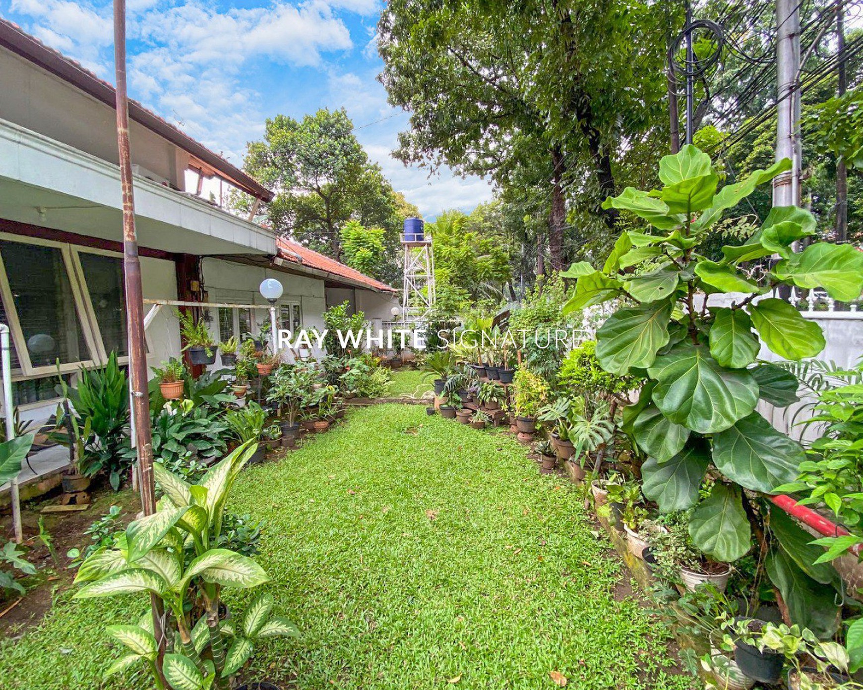 Rumah Lama Pinggir Jalan Raya Cocok Untuk Investasi di Jl Wijaya I