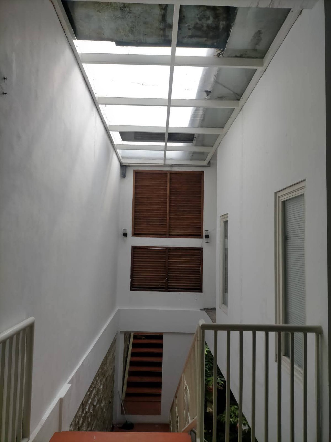 JUAL CEPAT RUMAH 2 LANTAI DI PETEMON SURABAYA PUSAT deket kedungdoro Plus furnish
